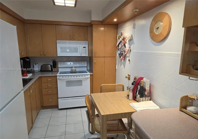 4th image of 400 Kings Point Dr #1202, Sunny Isles Beach, FL 33160 | MLS# A11945258