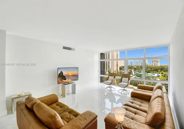 3rd image of 20100 W Country Club Dr #1005, Aventura, FL 33180 | MLS# A11946255