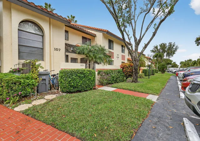2nd image of 10215 N Circle Lake Dr #101, Boynton Beach, FL 33437 | MLS# R11154732