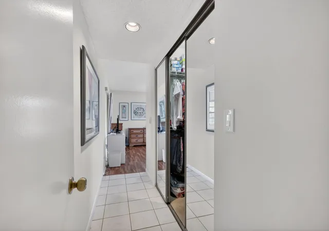 4th image of 10215 N Circle Lake Dr #101, Boynton Beach, FL 33437 | MLS# R11154732