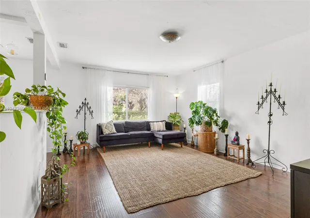 3rd image of 550 Cardinal St, Miami Springs, FL 33166 | MLS# A11947219
