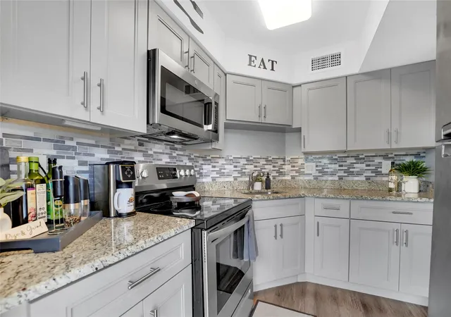 Listing Photo 5 - Condo for sale in building located at 2161 Ne 42Nd Ct, Lighthouse Point, FL 33064 - Unit #215