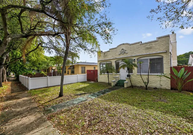 Photo 1 of Single family home for sale at 1934 Washington St, Hollywood, FL 33020 | MLS# F10545728 | Listing updated on 2026-09-23