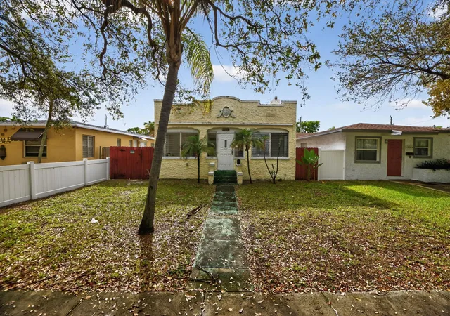 Photo 3 of Single family home for sale at 1934 Washington St, Hollywood, FL 33020 | MLS# F10545728 | Listing updated on 2026-09-23