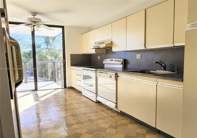 4th image of 18151 Ne 31St Ct #301, North Miami Beach, FL 33160 | MLS# A11947770