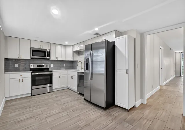 Listing Photo 2 - Condo for sale in building located at 545 Oaks Ln, Pompano Beach, FL 33069 - Unit #409