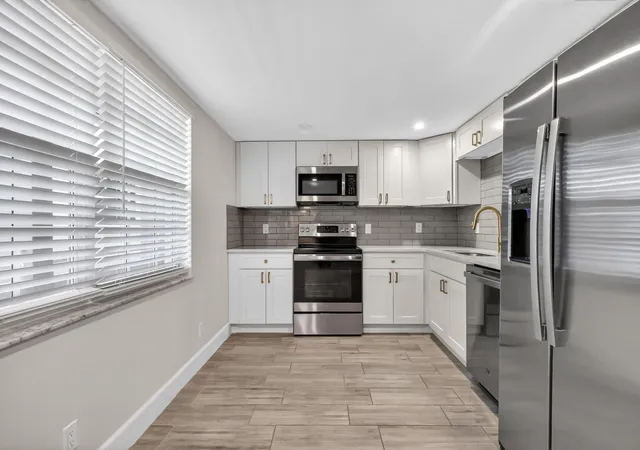 Listing Photo 3 - Condo for sale in building located at 545 Oaks Ln, Pompano Beach, FL 33069 - Unit #409