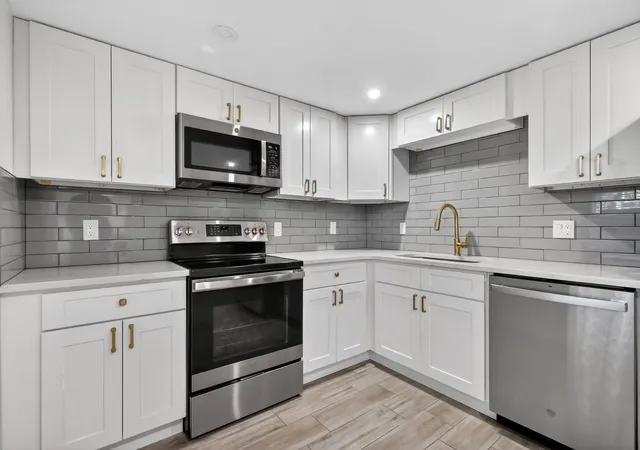 Listing Photo 4 - Condo for sale in building located at 545 Oaks Ln, Pompano Beach, FL 33069 - Unit #409