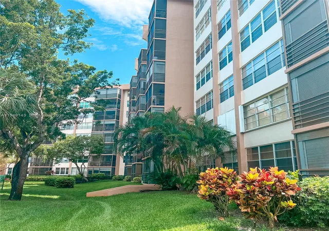 3rd image of 1000 Saint Charles Pl #721, Pembroke Pines, FL 33026 | MLS# A11949143