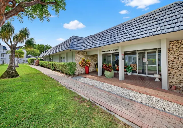 Homes for sale in Margate, FL | 7897 Golf Circle Drive, Margate, FL 33063 | Houzeo