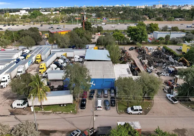 2nd image of 850 Nw 12th Ter, Pompano Beach, FL 33069 | MLS# A11950856
