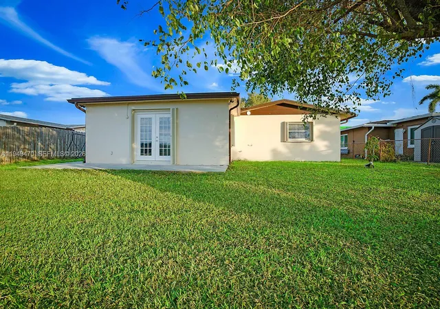 36th image of 2210 Nw 91st Ter, Pembroke Pines, FL 33024 | MLS# A11949470