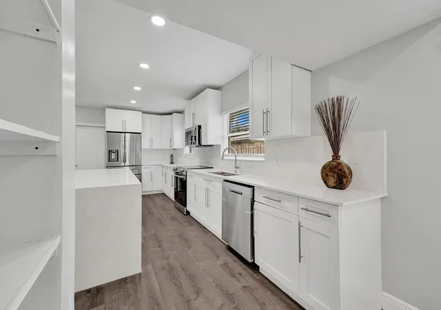 Photo 3 of Single family home for sale at 3261 Aqua Vista Dr, Pompano Beach, FL 33062 | MLS# F10546118 | Listing updated on 2026-09-23