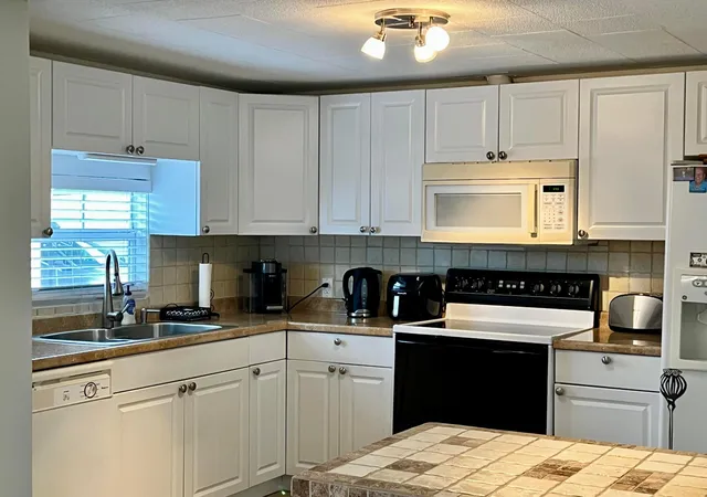 Photo 3 of Manufactured home for sale at 3325 South St, Hollywood, FL 33021 | MLS# R11157251 | Listing updated on 2026-09-28