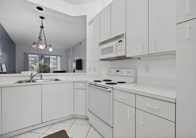2nd image of 9575 Weldon Cir #Apt C413, Tamarac, FL 33321 | MLS# F10548246