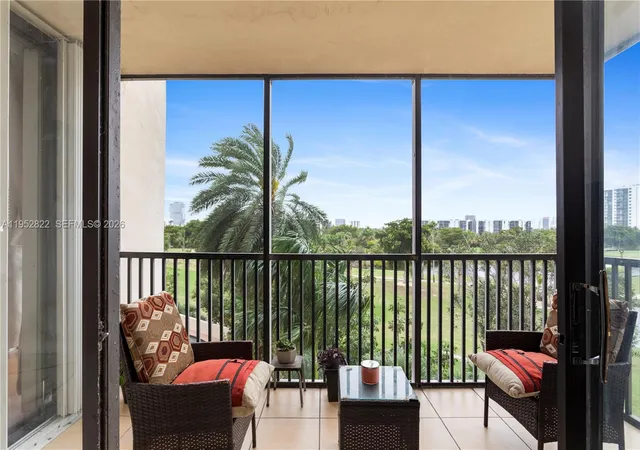 3rd image of 20379 W Country Club Dr #532, Aventura, FL 33180 | MLS# A11952822