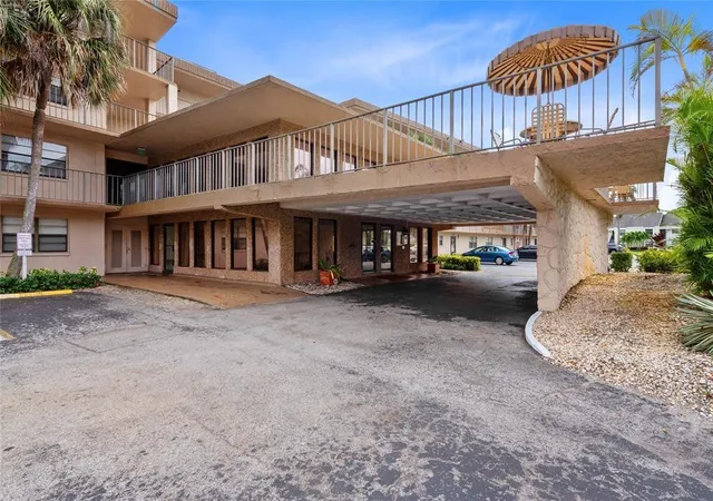 Listing Photo 2 - Condo for sale in building located at 9300 Sw 8Th St, Boca Raton, FL 33428 - Unit #422