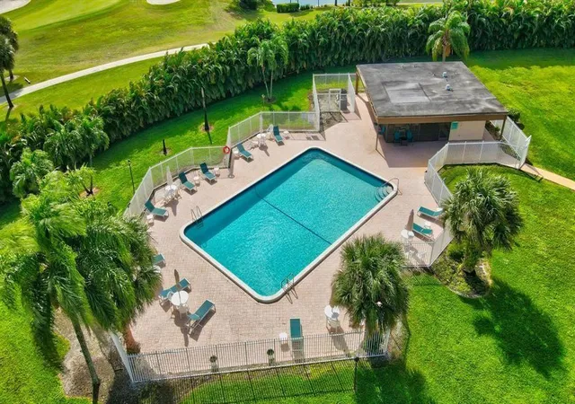 Listing Photo 4 - Condo for sale in building located at 9300 Sw 8Th St, Boca Raton, FL 33428 - Unit #422