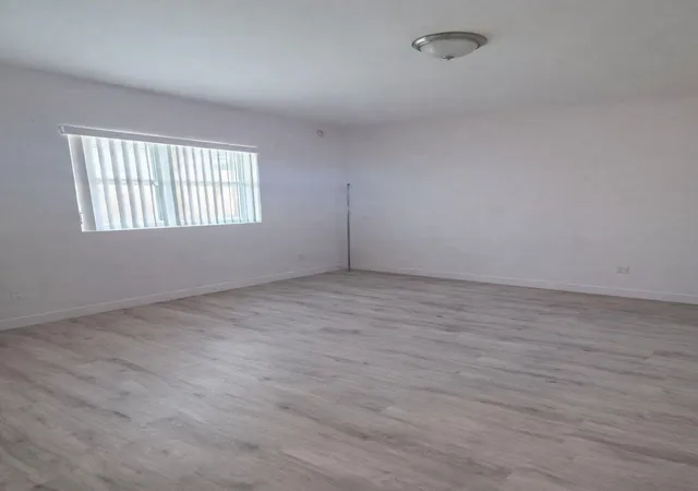 Photo 4 of Condo for sale at 14951 Royal Oaks Ln #1607, North Miami, FL 33181 | MLS# F10547970 | Listing updated on 2026-09-23