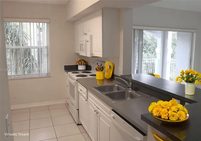 4th image of 9650 Nw 2Nd St, Pembroke Pines, FL 33024