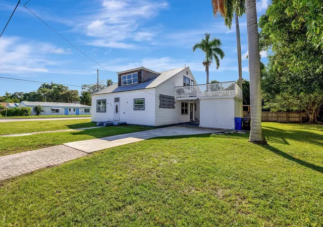 Photo 3 of Single family home for sale at 901 W Las Olas Blvd, Fort Lauderdale, FL 33312 | MLS# F10548720 | Listing updated on 2026-10-06
