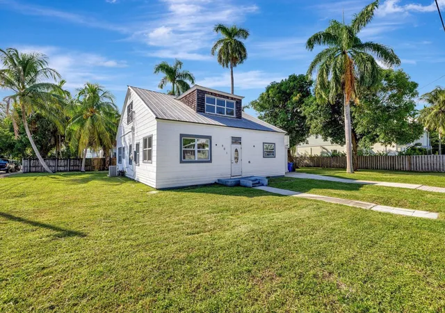 Photo 3 of Single family home for sale at 901 W Las Olas Blvd, Fort Lauderdale, FL 33312 | MLS# F10548720 | Listing updated on 2026-10-06