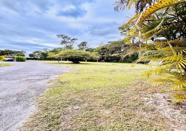 Photo 3 of Single family home for sale at 214 Westwood Cir E, West Palm Beach, FL 33411 | MLS# R11158646 | Listing updated on 2026-09-23