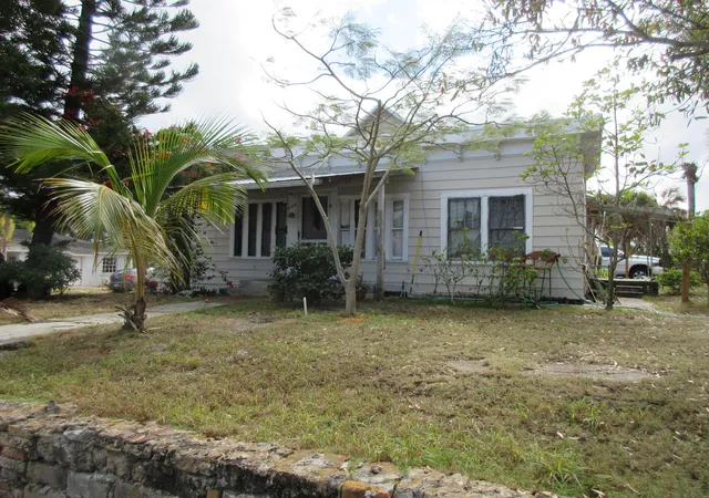 Photo 1 of Single family home for sale at 603 Avenue E, Fort Pierce, FL 34950 | MLS# R11158675 | Listing updated on 2026-06-18