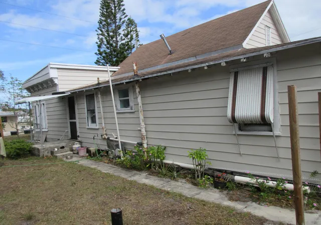 Photo 3 of Single family home for sale at 603 Avenue E, Fort Pierce, FL 34950 | MLS# R11158675 | Listing updated on 2026-06-18
