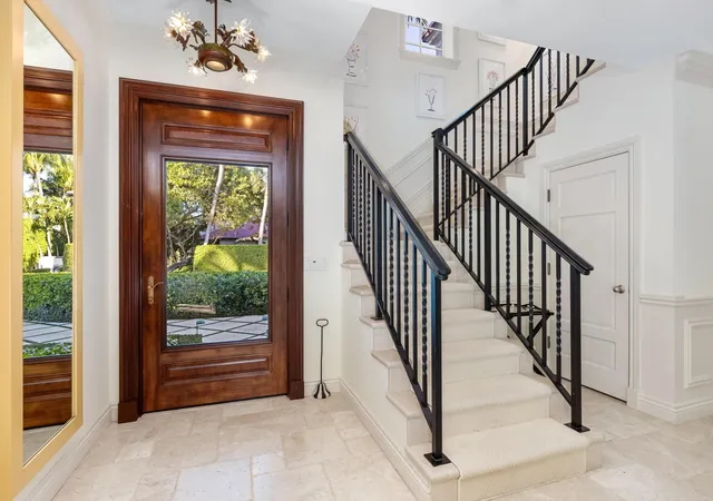 Photo 3 of Single family home for sale at 9 Via Vizcaya, Palm Beach, FL 33480 | MLS# R11159306 | Listing updated on 2026-09-28