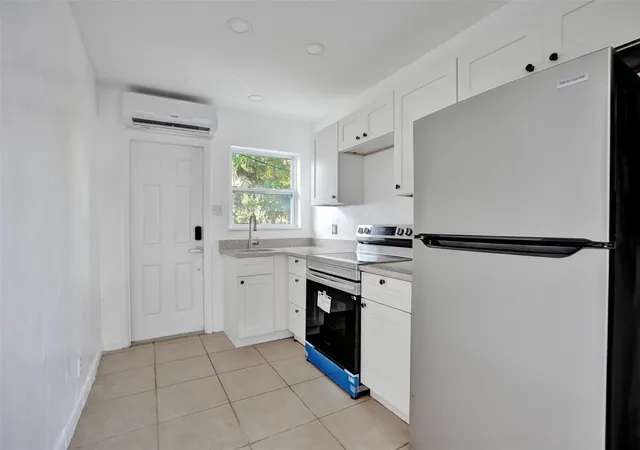 Photo 3 of House for sale at 306 NE 13th Avenue, Pompano Beach, FL 33060 | MLS# F10549595 | Listing updated on 2026-09-23