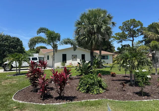 Photo 1 of Single family home for sale at 907 Se Lake St, Stuart, FL 34994 | MLS# R11159628 | Listing updated on 2026-09-30