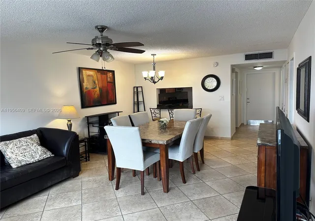 4th image of 410 SE 2nd St, Hallandale Beach, FL 33009