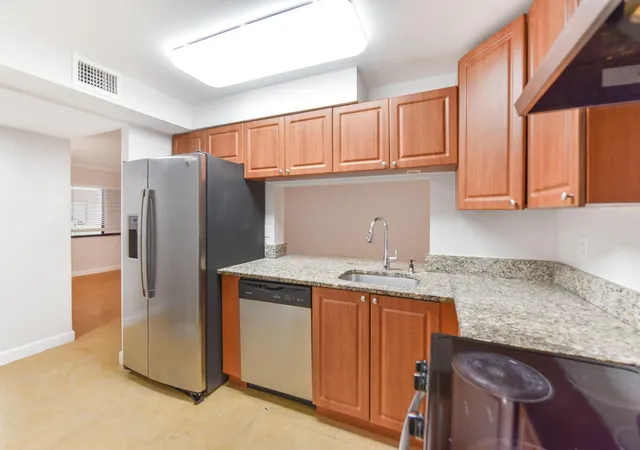 Listing Photo 5 - Condo for sale in building located at 6053 10Th 140Th Ave N, Greenacres, FL 33463 - Unit #140