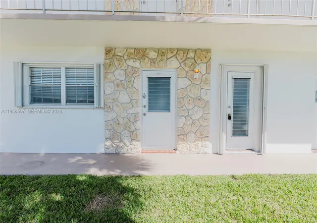 Homes for sale in Pompano Beach, FL | 301 S Golf Boulevard, Pompano Beach, FL 33064 | Houzeo