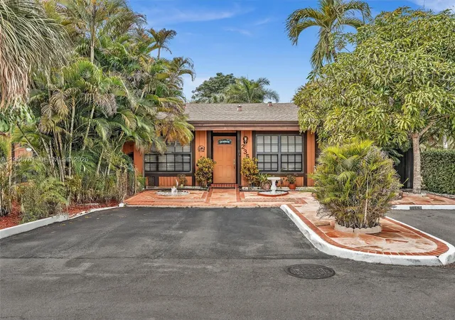 2nd image of 2350 Elm Ct, Pembroke Pines, FL 33026 | MLS# A11956761
