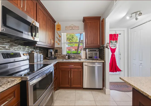5th image of 10300 Nw 30Th Ct, Sunrise, FL 33322