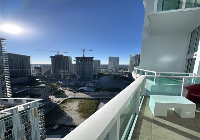 3rd image of 41 Se 5Th St #2004, Miami, FL 33131 | MLS# A11957667