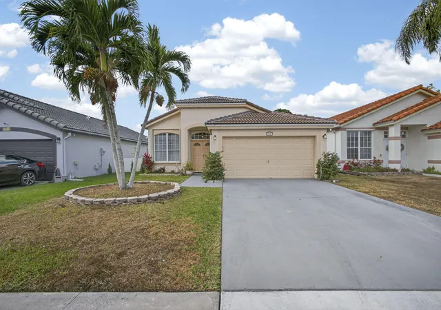 Photo 1 of Single family home for sale at 765 Lake Wellington Dr, Wellington, FL 33414 | MLS# R11160531 | Listing updated on 2026-09-23