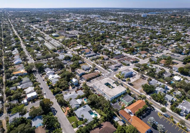 2nd image of 702 N Federal Hwy, Lake Worth Beach, FL 33460