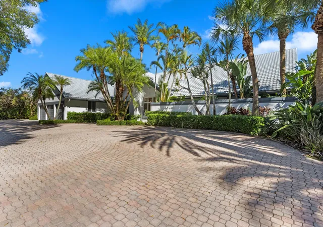 Photo 3 of Mansion for sale at 15595 Lindbergh Ln, Wellington, FL 33414 | MLS# R11161156 | Listing updated on 2026-09-23
