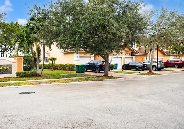 2nd image of 5722 Tuscany Ter, Tamarac, FL 33321 | MLS# F10549398