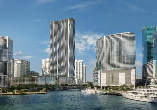 3rd image of 99 Se 5Th St #UPH02, Miami, FL 33131 | MLS# A11962729