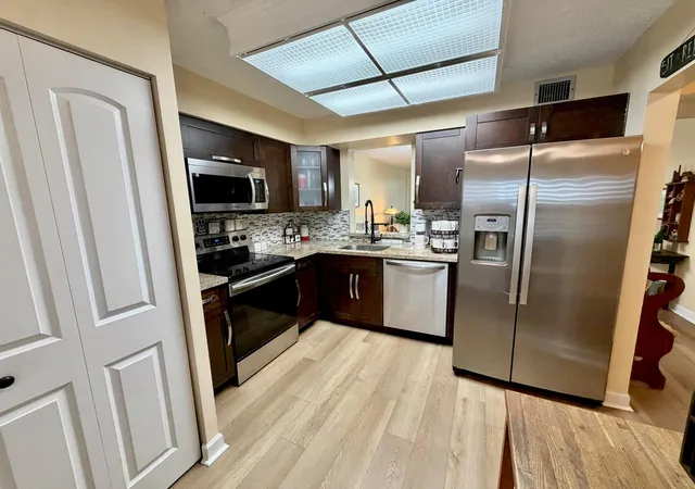 Homes for sale in Margate, FL | 7320 Lake Cir Dr #204, Margate, FL 33063 | MLS# R11163007