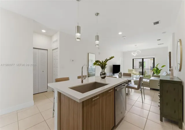 5th image of 8301 Nw 41St St #B407, Doral, FL 33166 | MLS# A11960977