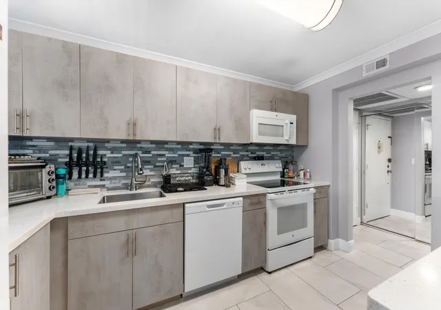 Photo 3 of Condo for sale at 2751 Taft St #403, Hollywood, FL 33020 | MLS# R11163036 | Listing updated on 2026-10-06