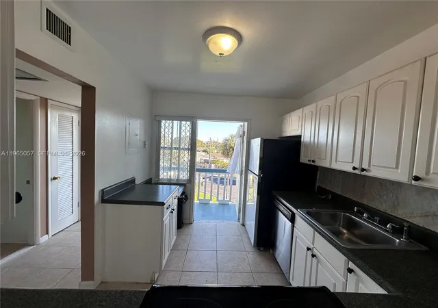 1st image of 2223 Park Ln #304, Hollywood, FL 33021 | MLS# A11965057