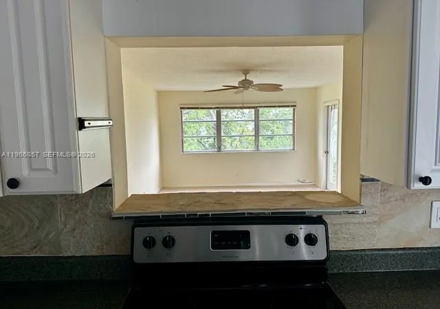 3rd image of 2223 Park Ln #304, Hollywood, FL 33021 | MLS# A11965057