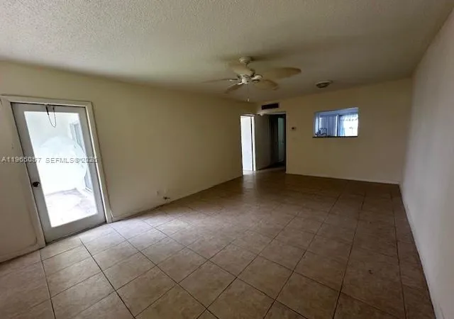 5th image of 2223 Park Ln #304, Hollywood, FL 33021 | MLS# A11965057
