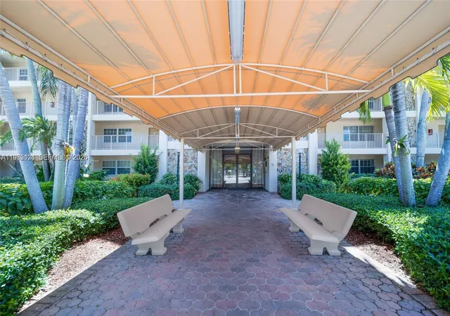 Homes for sale in Pompano Beach, FL | 4030 W Palm Aire Dr #104, Pompano Beach, FL 33069 | MLS# A11965134